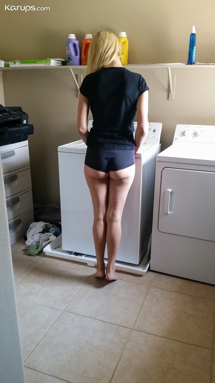 金髪のオーロラグリーンストライプヌードで彼女の剃毛したマンコと遊ぶ