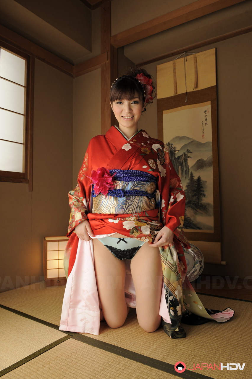 Nude Japanese Beauty Yuria Tominaga Strips Kimono To Pose