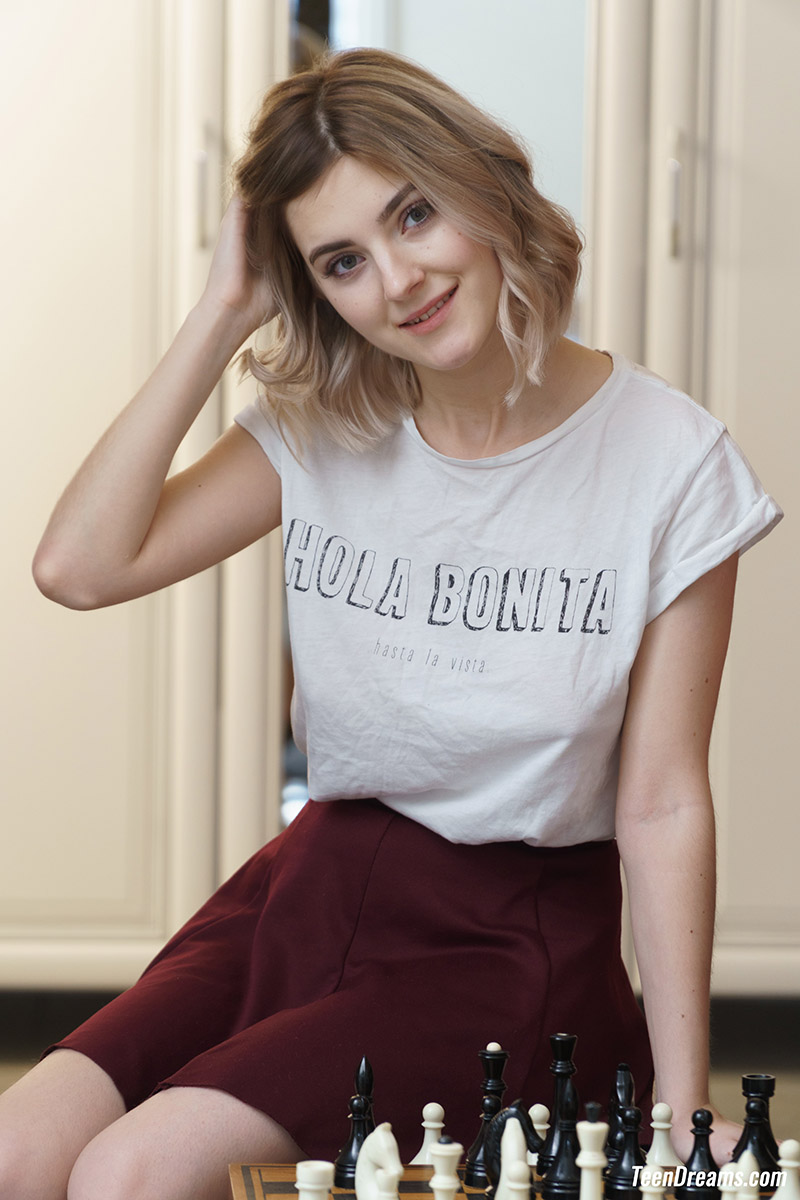 Blonde Teen Eva Elfie Gets Naked After Chess