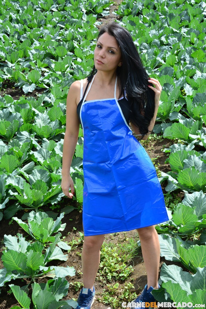 コロンビアのアマチュア Mary Fuego が全裸になりチンポをフェラ