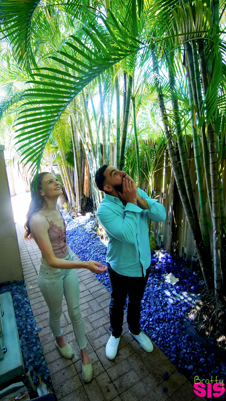 Amateur Teen Jessae Rosae Seduces Muscular Guy And Rides His Prick