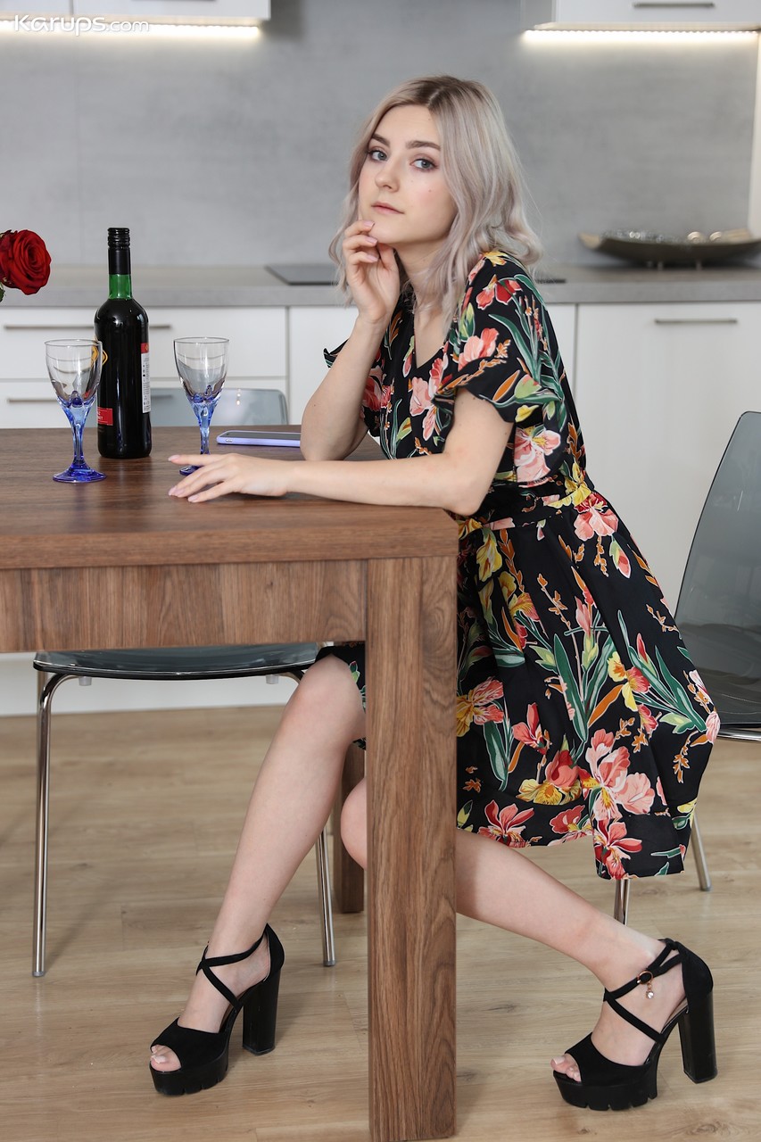Chica Amateur Eva Elfie Se Desnuda Después Del Vino En La Mesa De La Cocina