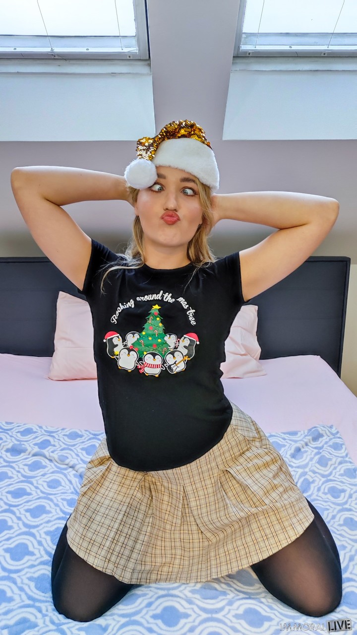 Teen Emma Rosie Flaunts Big Butt Before Stepdad Fuck