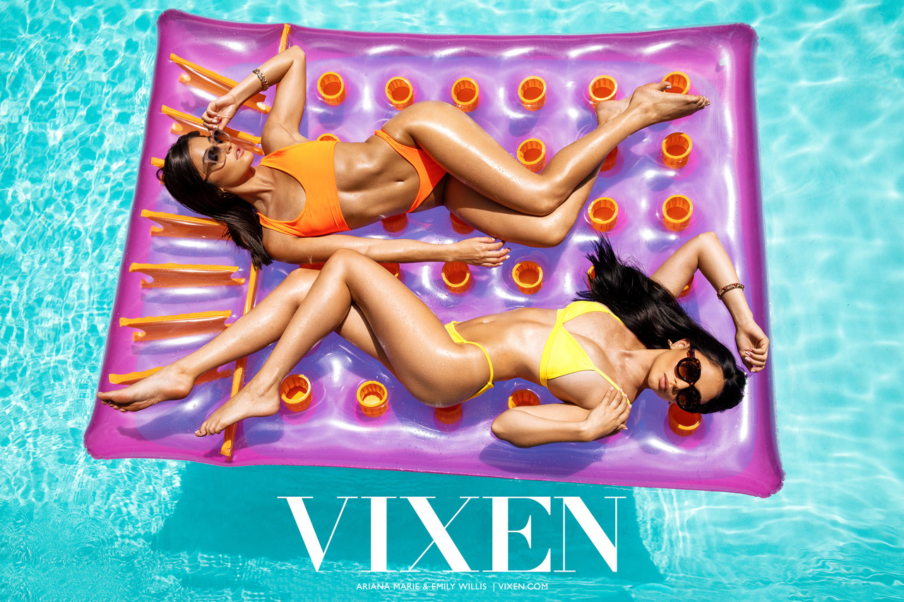 Adolescentes Atractivas Ariana Marie Y Emily Willis En Un Trío Perfecto Junto A La Piscina