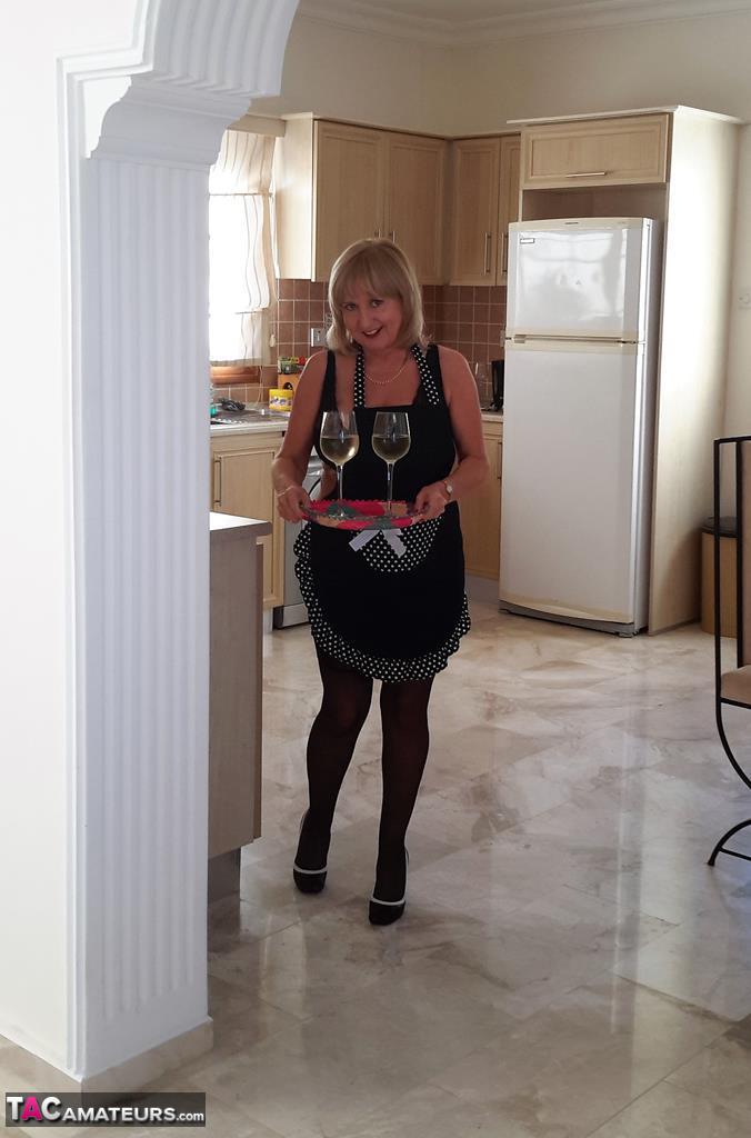 熟したぽっちゃりローナ・ブルーがソファで自分を指で愛撫