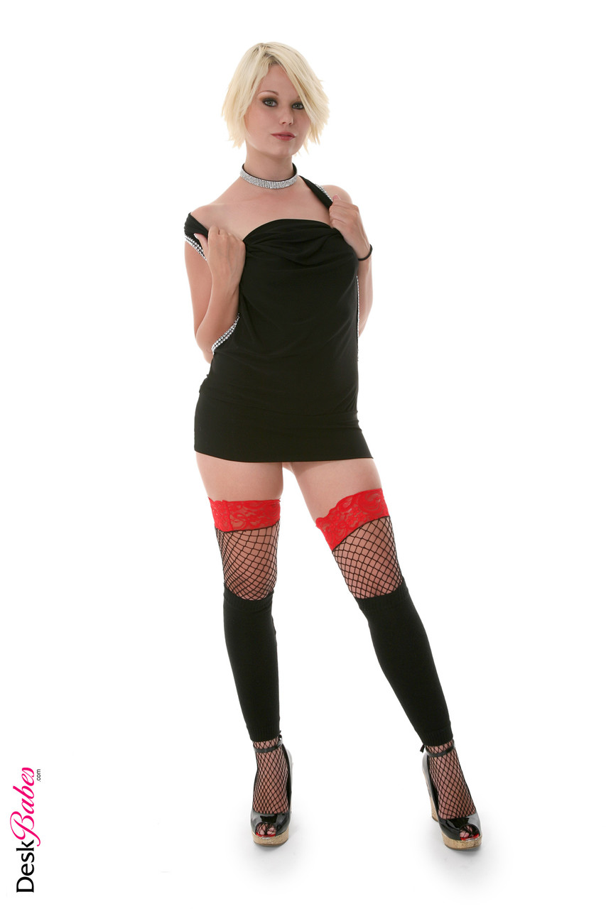 金髪のイヴァナ・ドールがメッシュストッキングでストリップし、セックストイを舐める