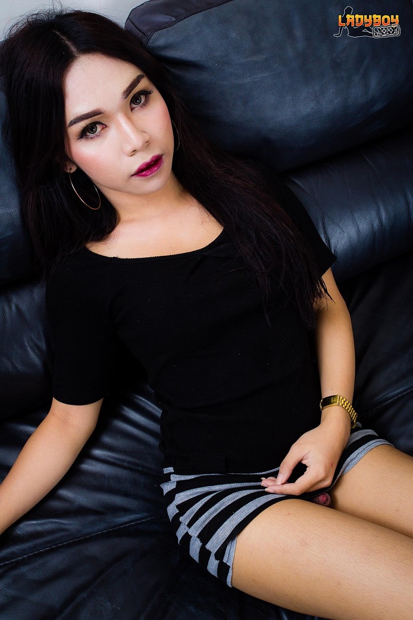 シーメール・ショコラが大きな玉と誘惑的なアナル愛の穴を披露