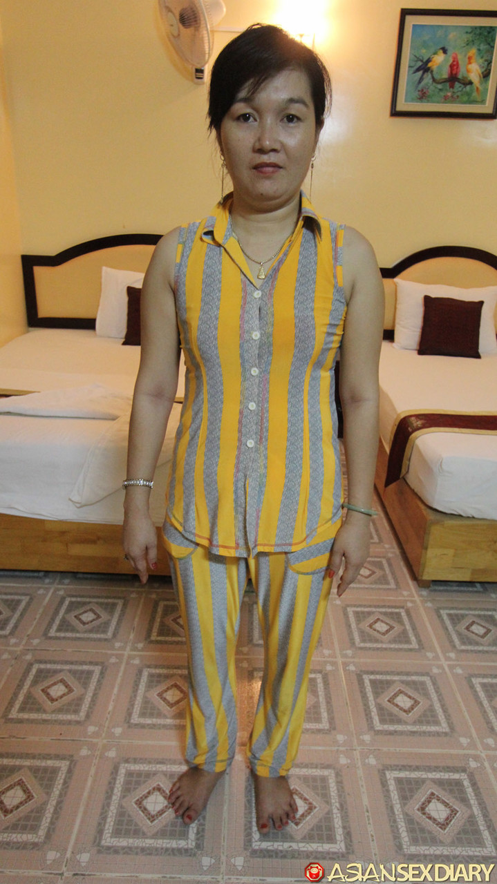 Filipina Mom Wan B Gets Her Hairy Coochie Dicked At Casting