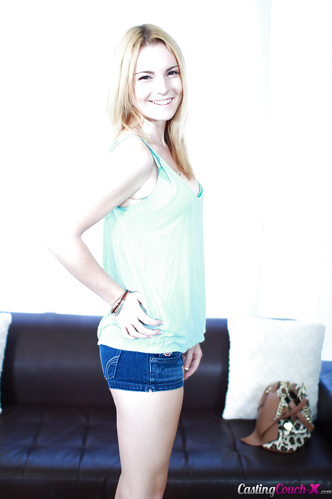 金发Aly Monroe在镜头前展示她完美剃光的阴户