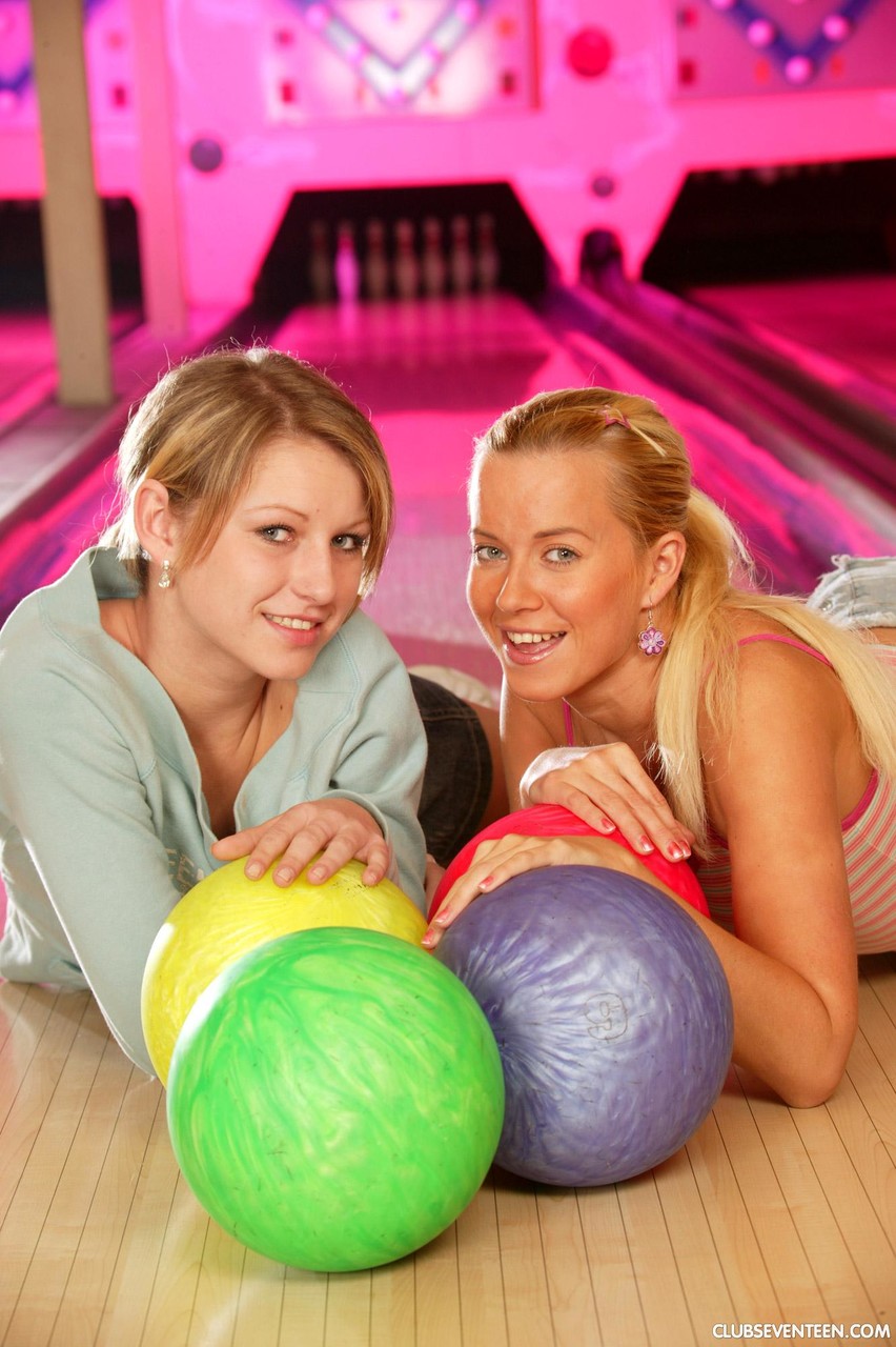 क्लब सेवेंटीन एस्मेराल्डा ए और रोज़ी सी को एक हॉट पोर्न सीन में प्रस्तुत करता है