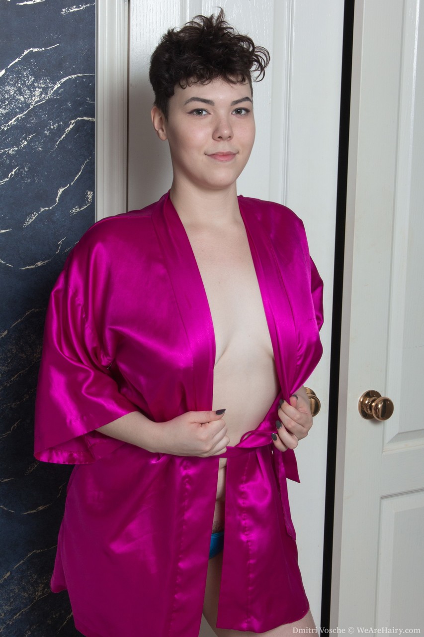 Chubby Dmitri Vosche Poses Nude After Washing Her Hairy Muff In Bathtub