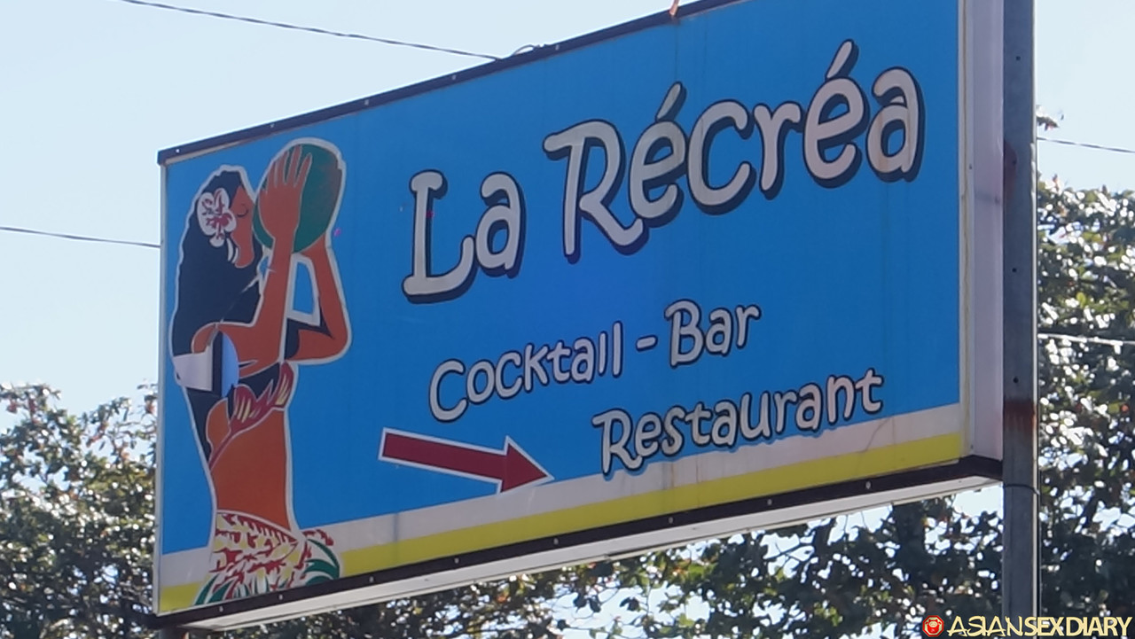 小巧的黑人玛丽娜让一根大白鸡巴进入她的巧克力逼