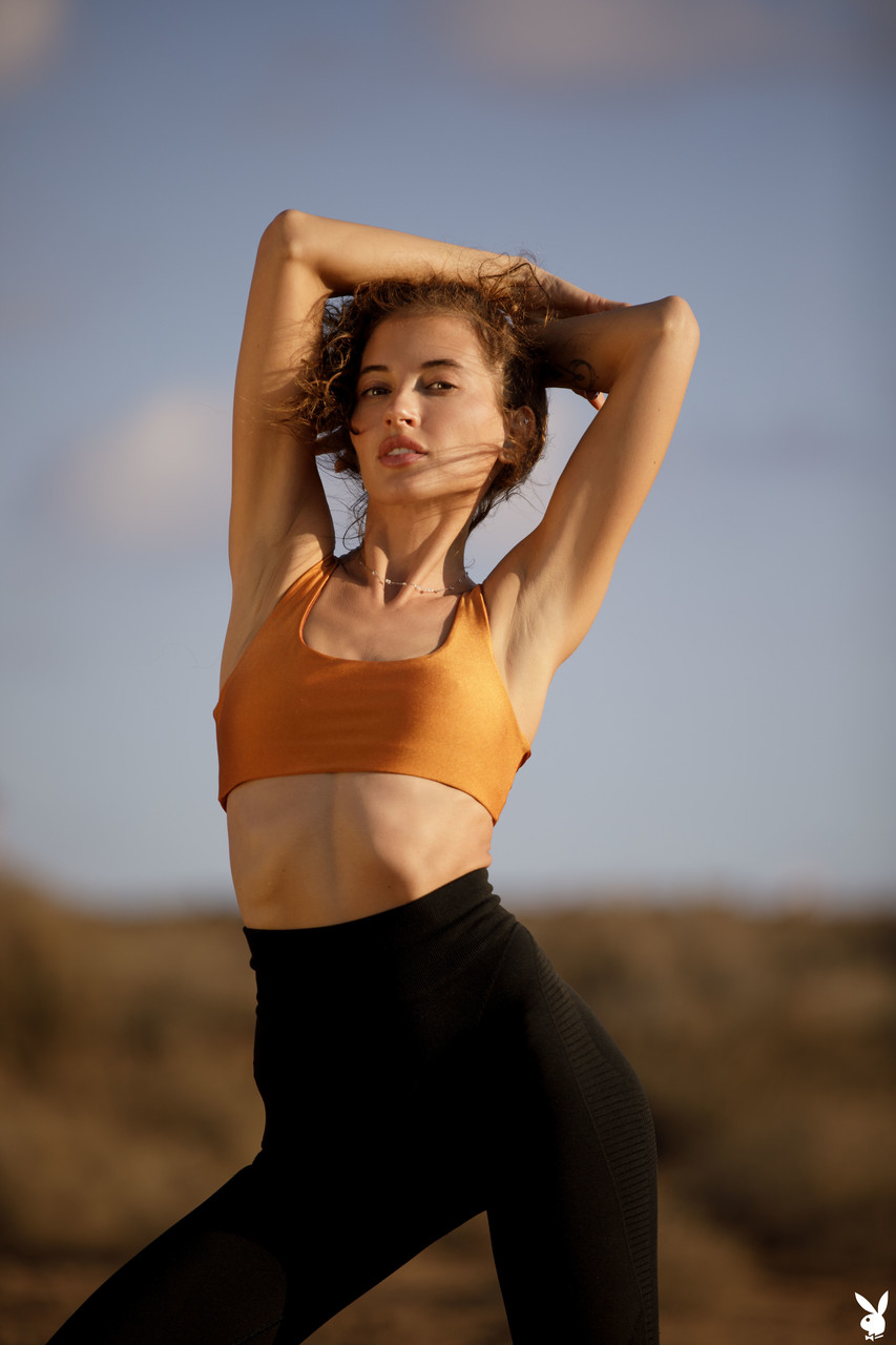 苗条美女塔雅·瓦伊斯展示可爱乳房并在户外裸体摆姿势