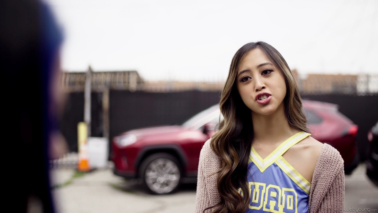 लेस्बियन चीयरलीडर्स एलेक्सिया एंडर्स और पैस्ली पेज में भाप से भरा हुआ सेक्स