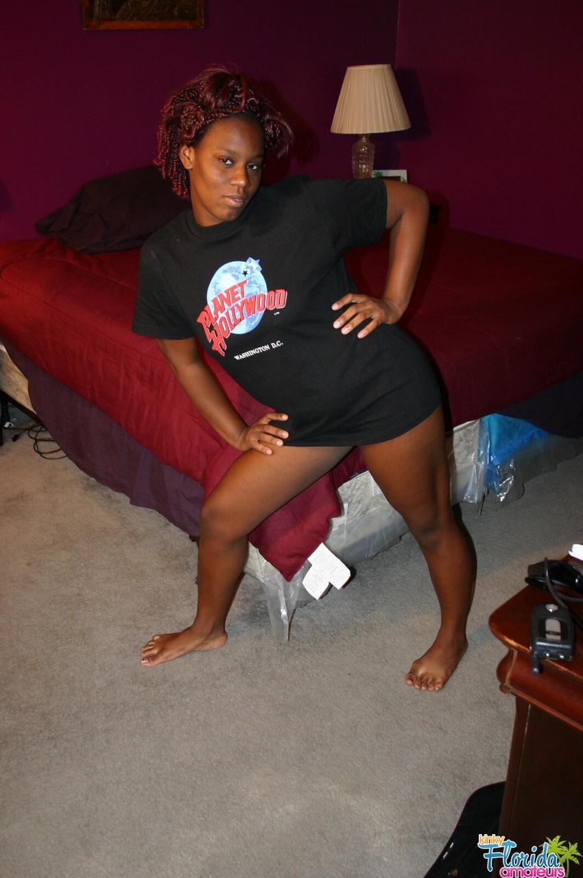 黑人业余女孩蒂娜揉捏天然胸部同时脱光衣服