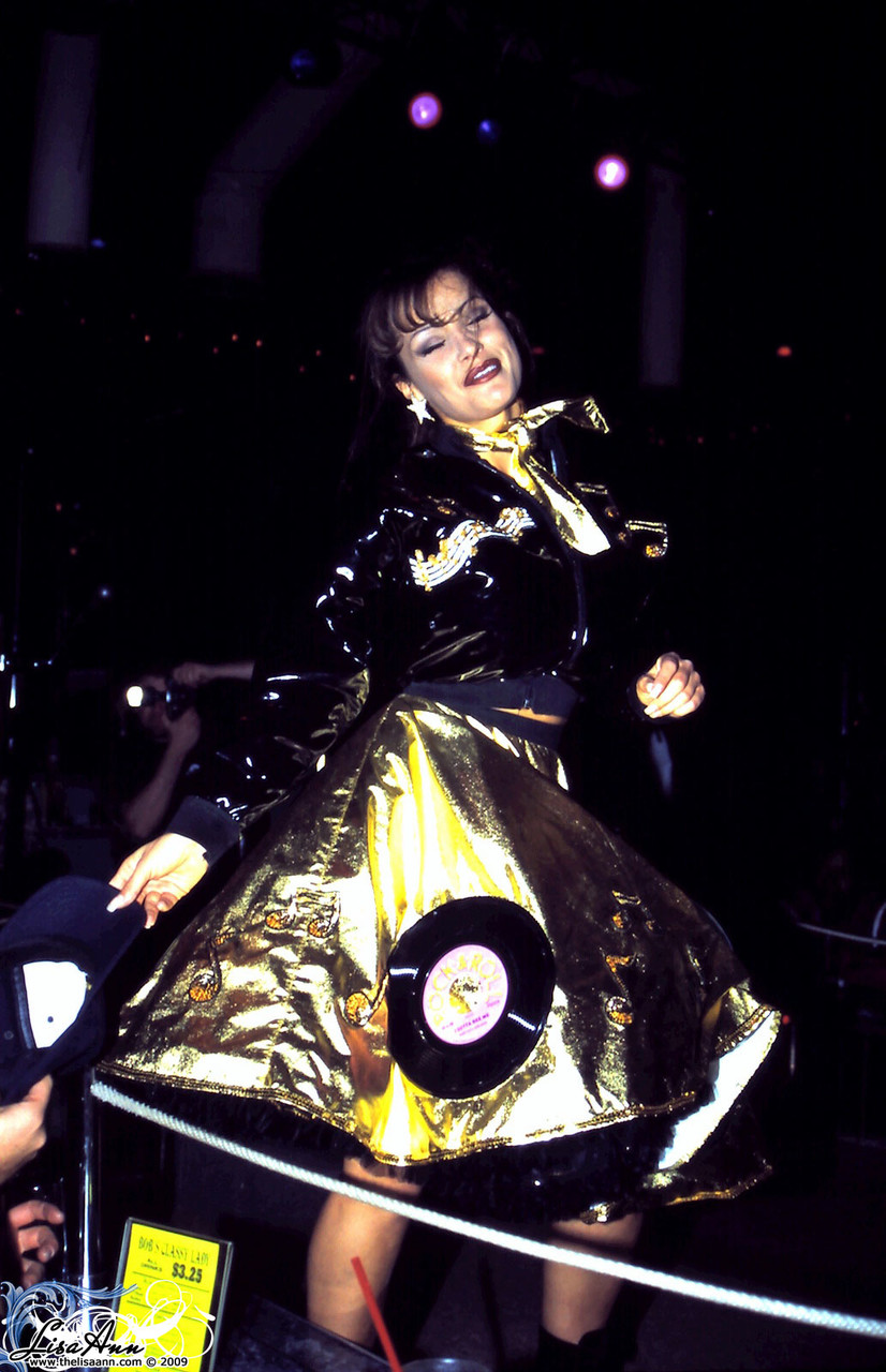 Stunning Brunette American Pornstar Lisa Ann Reveals Her Juggs And Poses