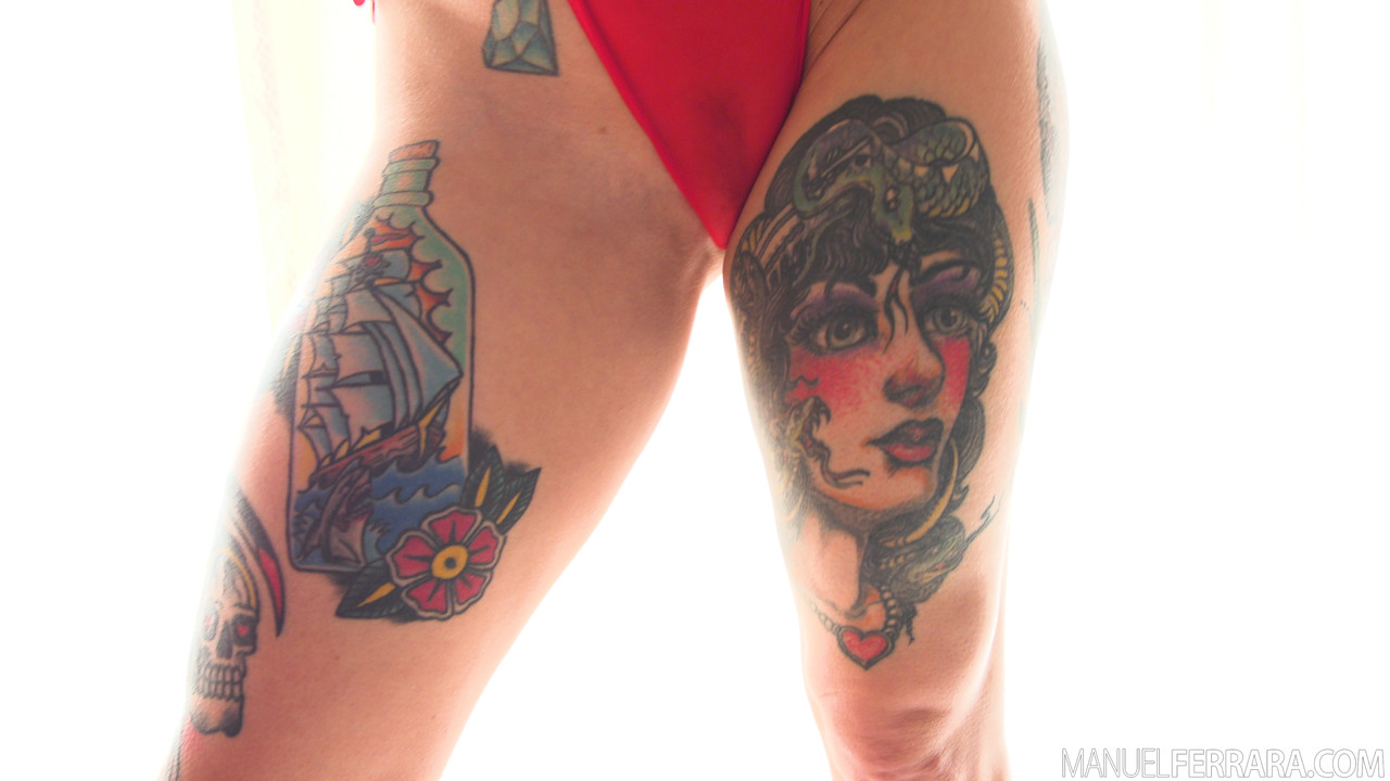 纹身熟女乔安娜·安格尔在三人行中接受肛交和口交视角