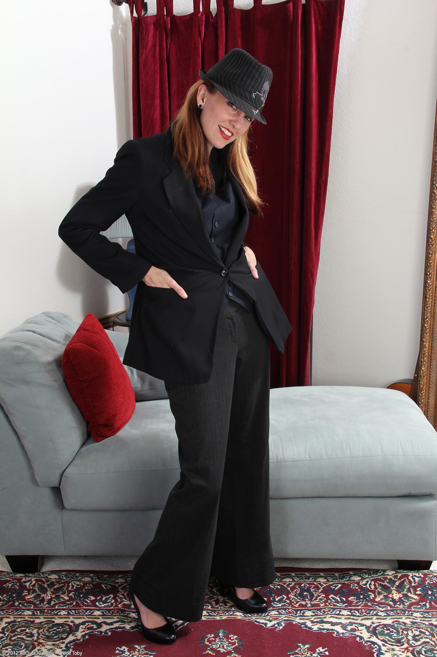 性感熟女Alex S脱掉黑色套装张开毛茸茸的蜜穴