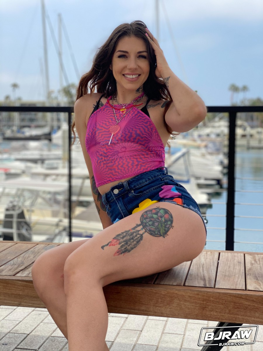 Brenna Mckenna Tatuada Mamada POV En Traje De Baño Marina