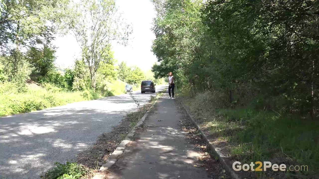 落ち込んだ運命 ルカは黒いレギンスを下ろして歩道で小便する