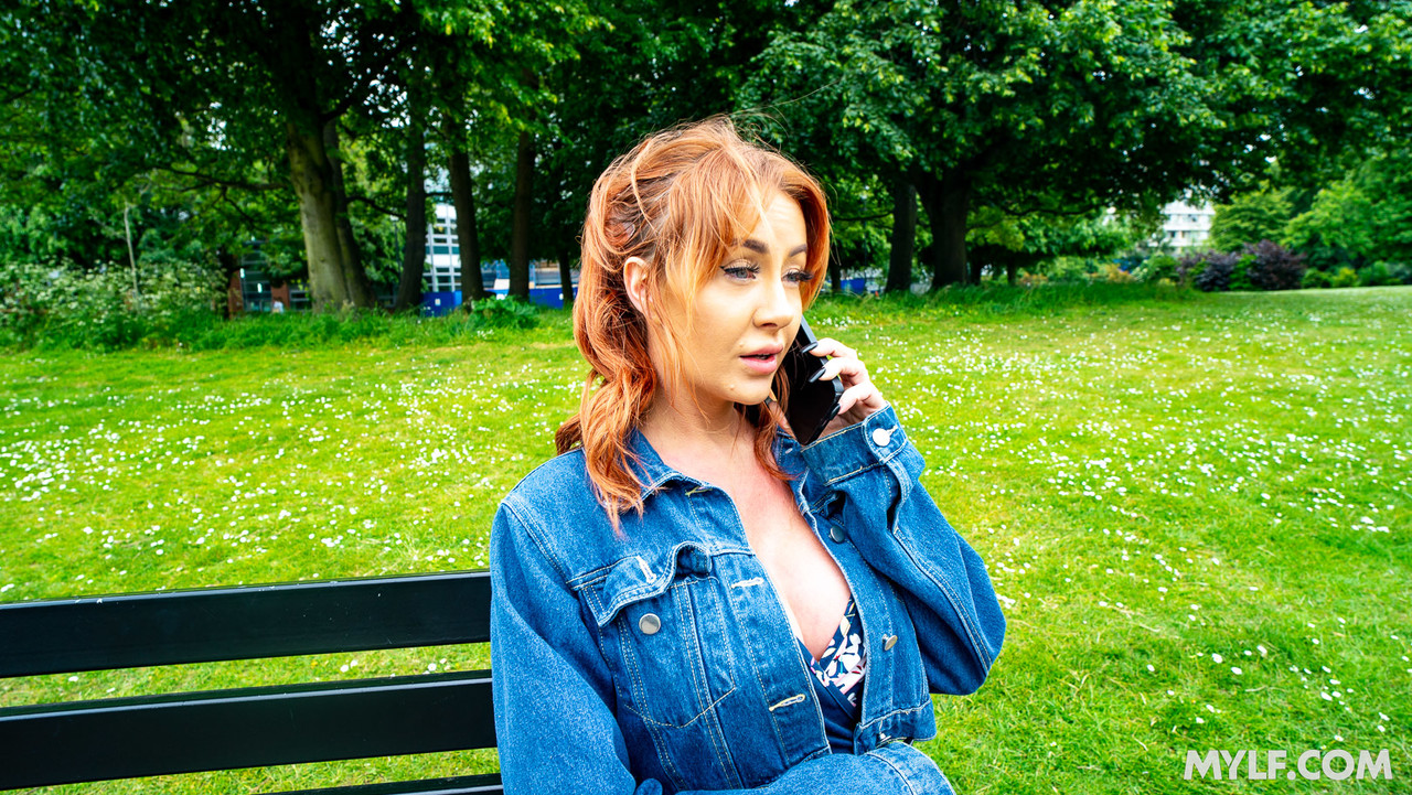 Kurvige Milf Zoe Grey Zeigt Ihre Großen Titten Bevor Sie Durchgenommen Wird