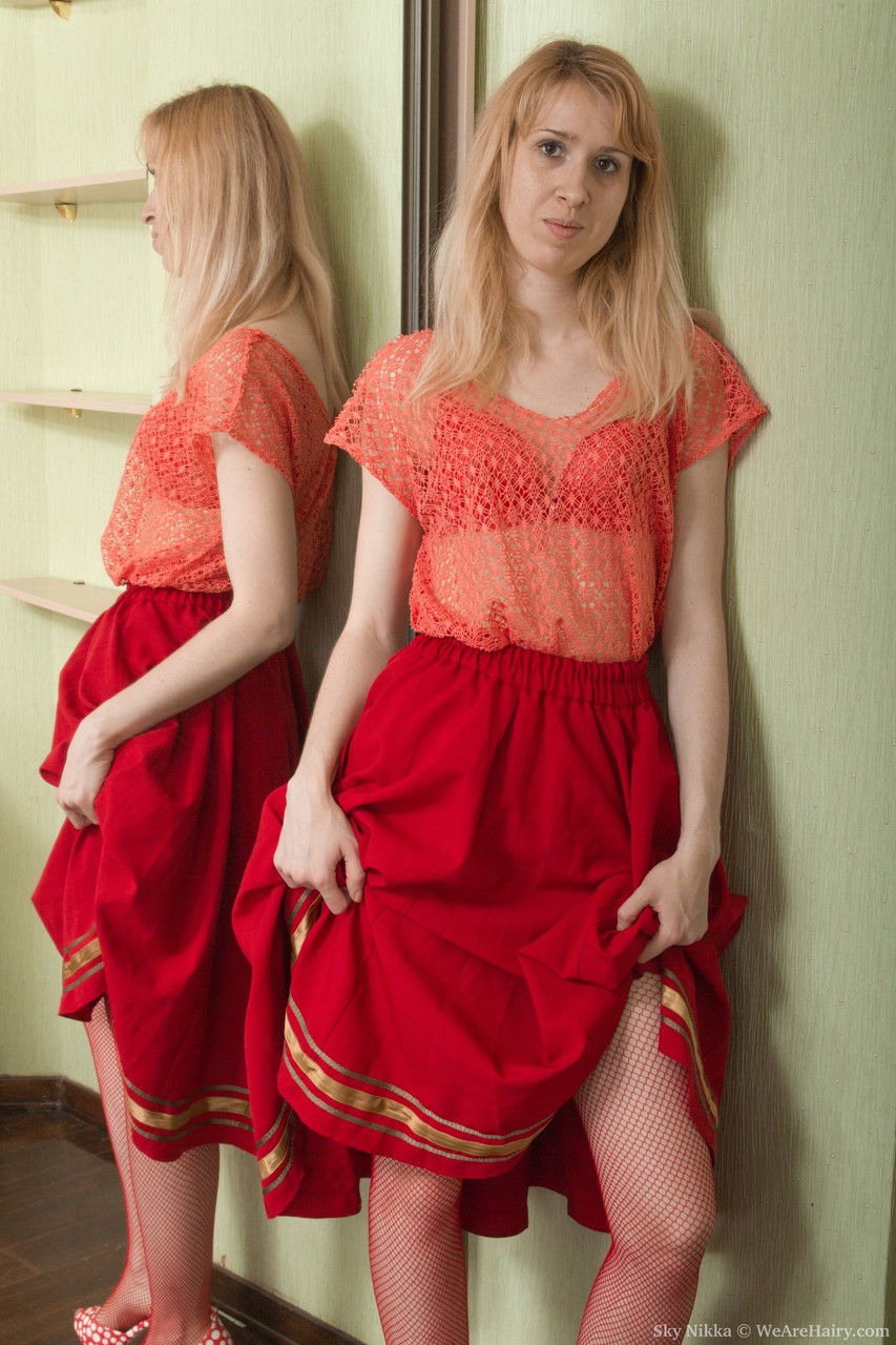 الشقراء سكاي نيكا تتخلص من الزي الأحمر لتكشف عن فرجها المشعر