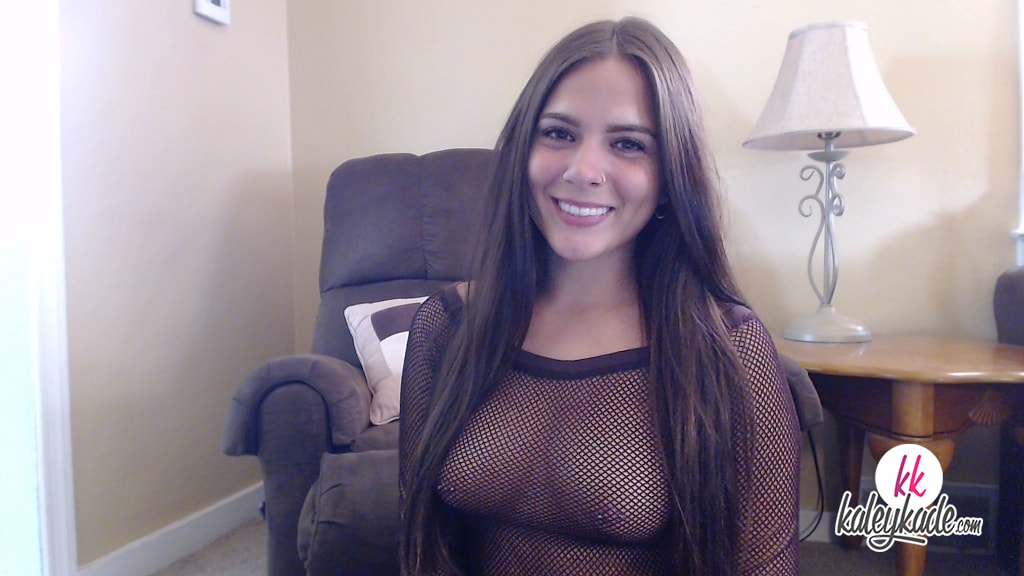 アマチュアの女の子ケイリー・ケイドが、見えるクロップトップとティーバックのストリングでポーズをとる