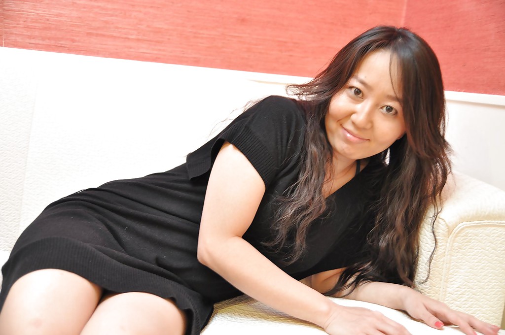 Süße Asiatische Milf Mit Süßen Brüsten Entkleidet Ihren Tolles Körper