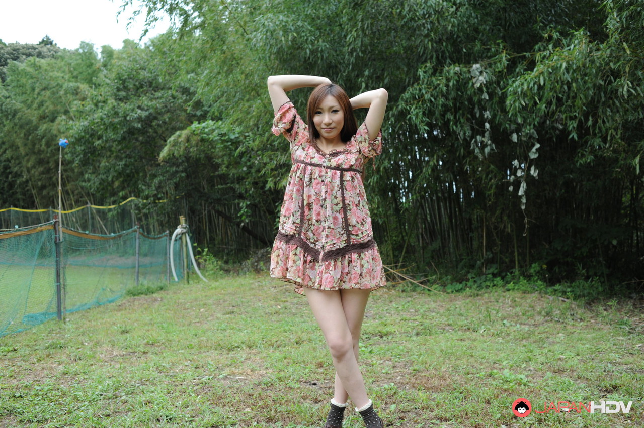 日本美女坂木薰在森林附近展示大奶和屄