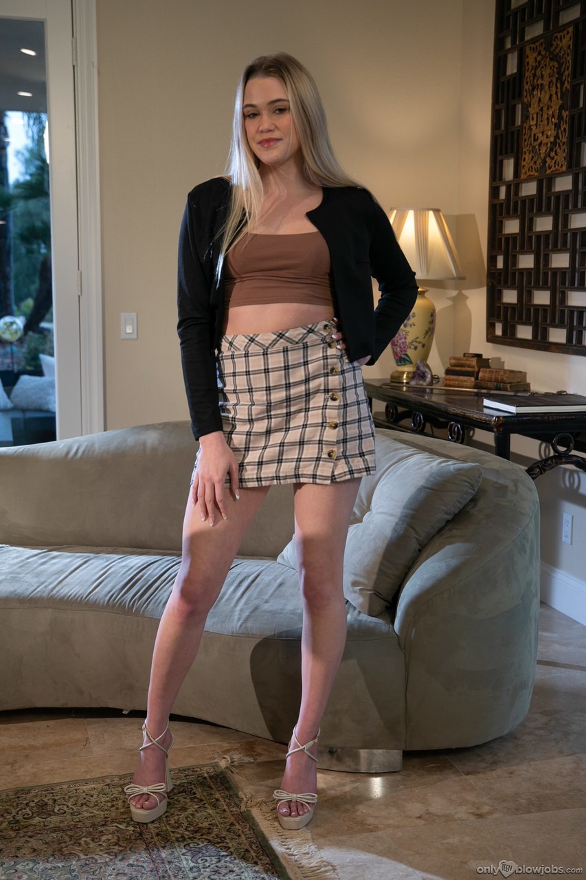 Chloe Rose Se Déshabille Et Fait Une Fellation À Un Type Chanceux