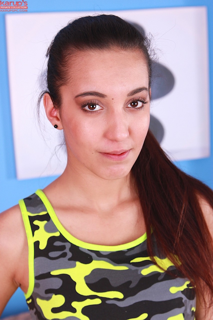 अमांडा एस्टेला कपड़े उतारती है, बालरहित योनि फैलाती है