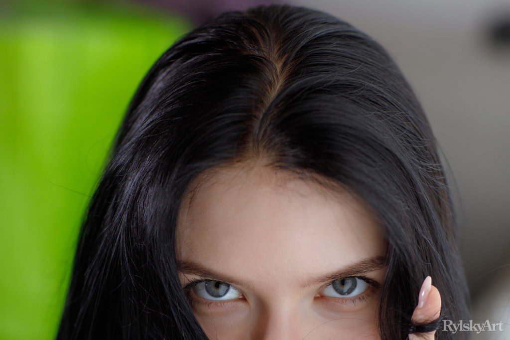 Ariana Mun Beautifully Presents Herself Fully Naked