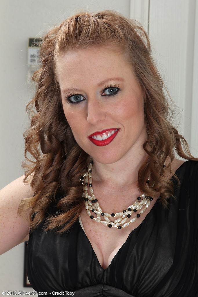 Beautiful Mature Amber Carlisle With Saggy Tits Spreading Naked On Her Knees