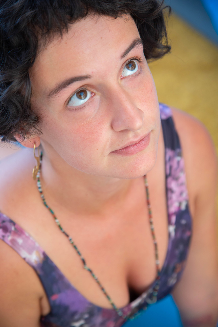 Брюнетка Любительница Аделина Демонстрирует Маленькие Груди И Волосатую Пизду На Стуле