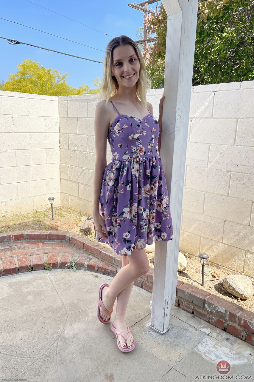 愛らしい素人十代マリア・アンジェルが締まった秘部と長い脚を披露