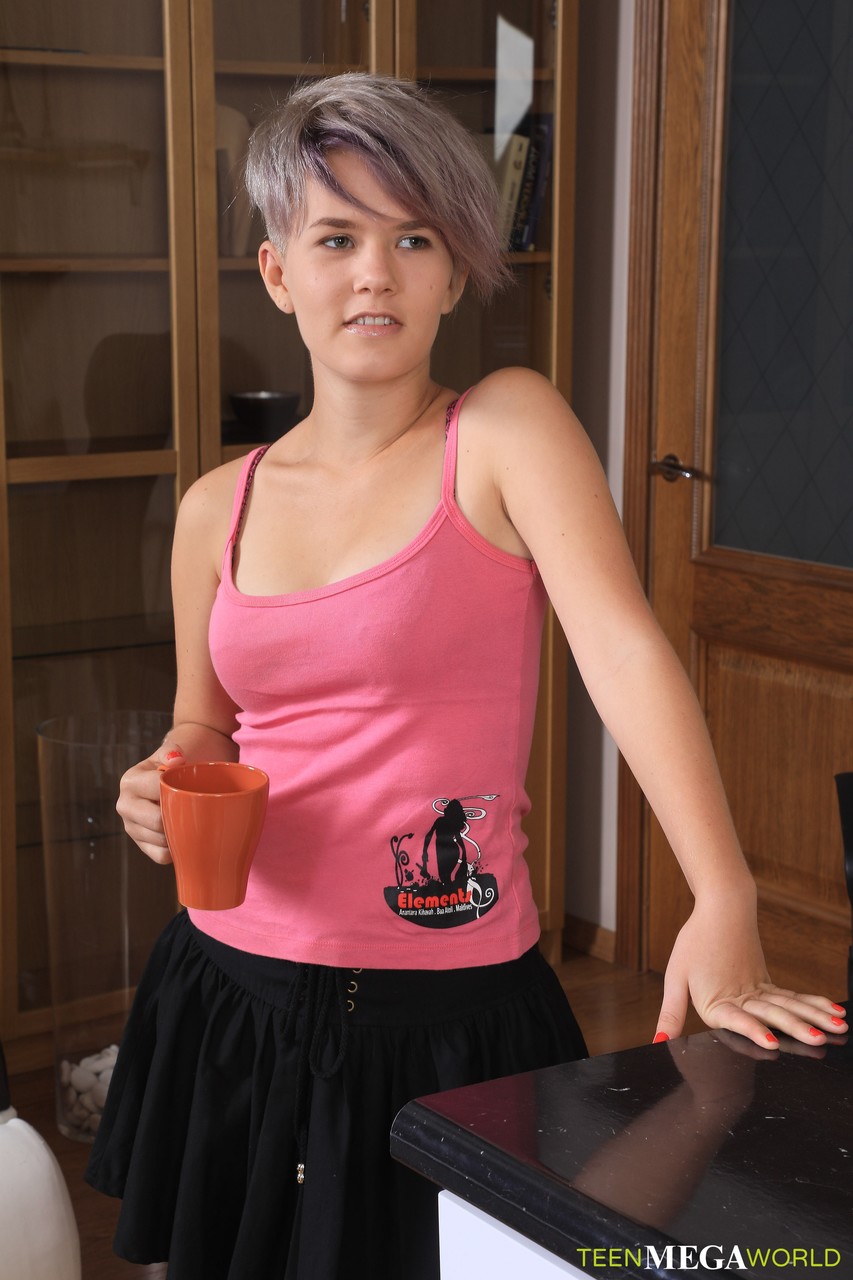 Schlanke Teenagerin Ruth Mit Kleinen Brüsten Entkleidet Sich Und Spielt Mit Ihrer Muschi In Der Küche