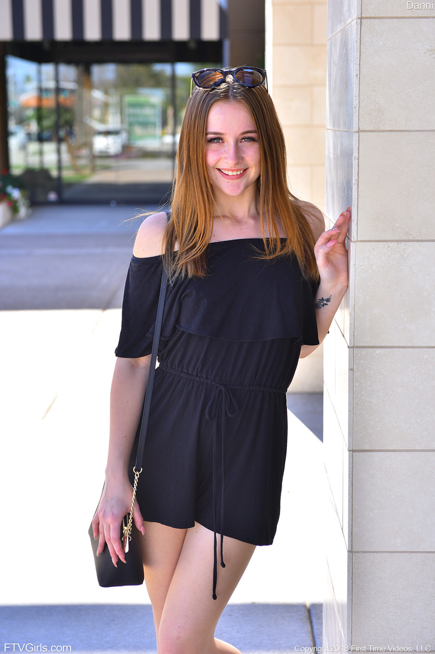 Danni S'Étend Large Et Se Fait Jouer Son Muff Brun Homard Avec Une Banane