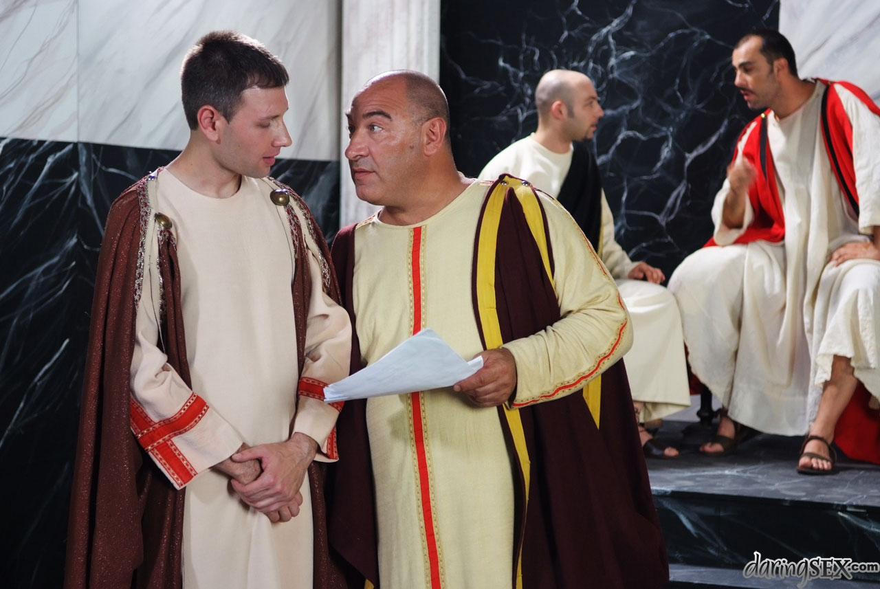 ليديا سانت مارتين، الإمبراطورة الرومانية ذات الثديين الكبيرين، تتعرض للجماع من الخلف على الأرض