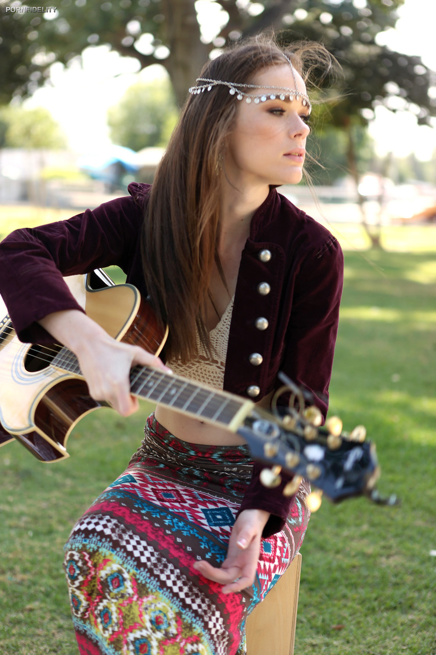 英国自由精神佩妮·布鲁克斯弹吉他时露胸