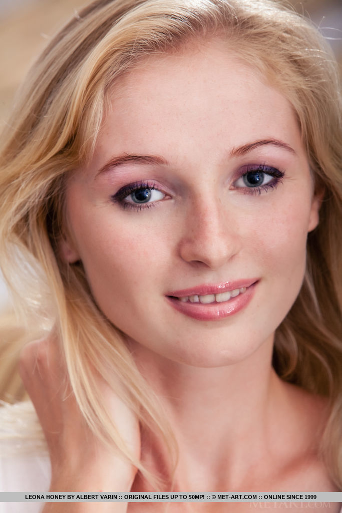 Petite Blonde Adolescente Leona Honey Monte Sa Chatte Bald Sur Chaise