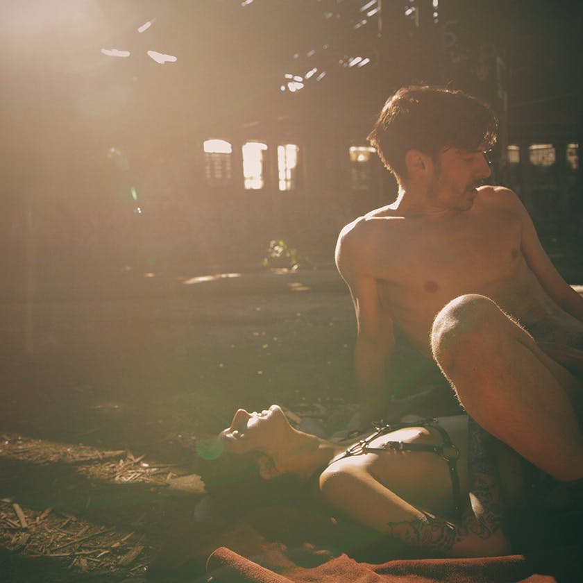 Сексуальная Коротковолосая Байкерша Трётся С Грязным Незнакомцем