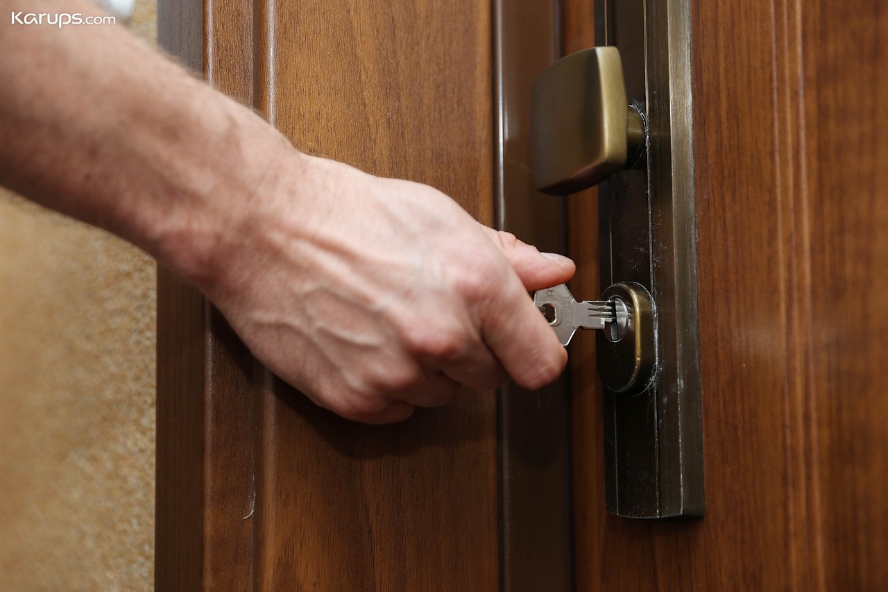 वैनेसा डेकर सुंदर घरेलू नौकरानी पोशाक नियोक्ता का ध्यान आकर्षित करती है