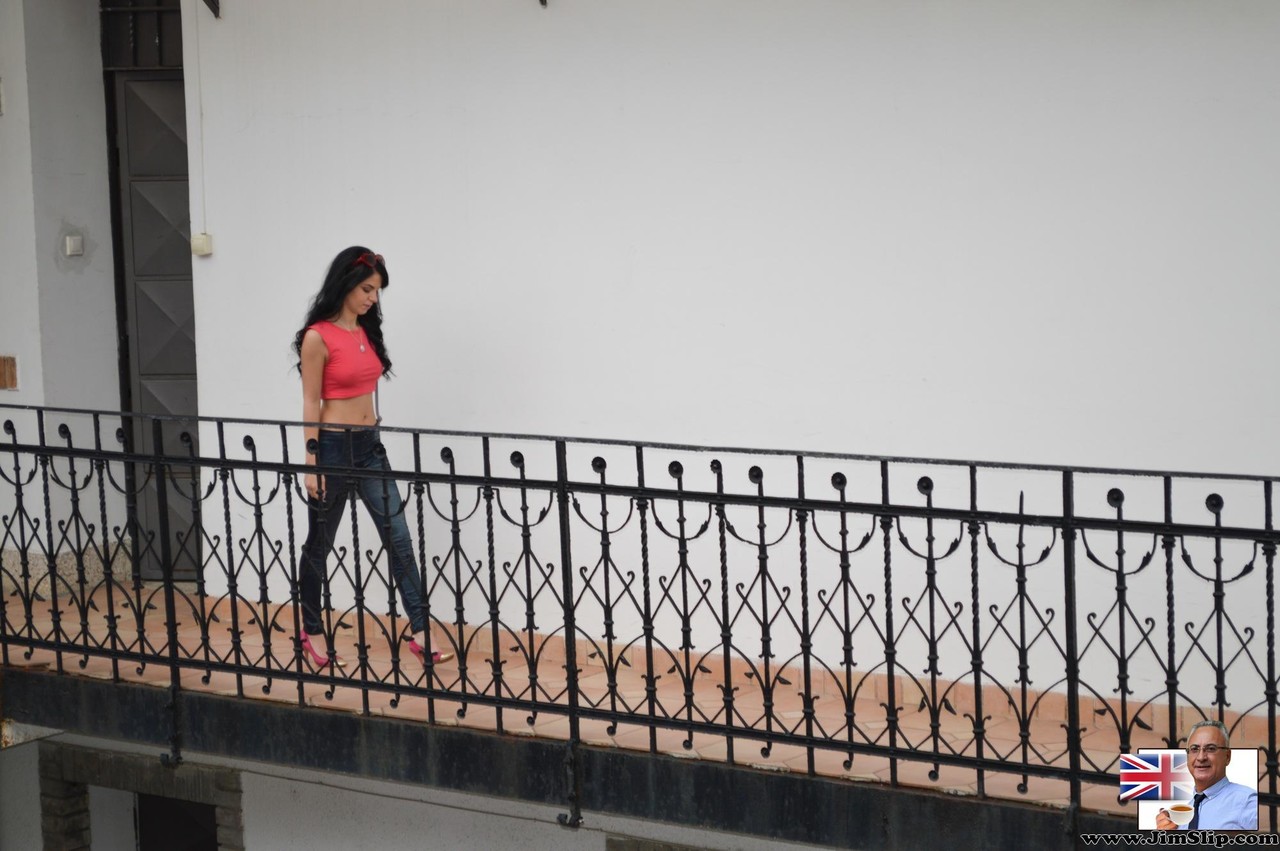 Linda Adolescente Jessica Tira Calça Jeans Justa Para Um Teste Quente E Mostra A Bunda