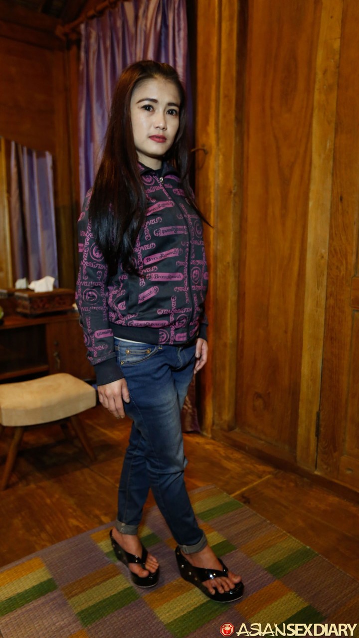 امرأة آسيوية milf يولي تعري وتتخذ مواقف شعرية مهبل شعرية مخدوعة