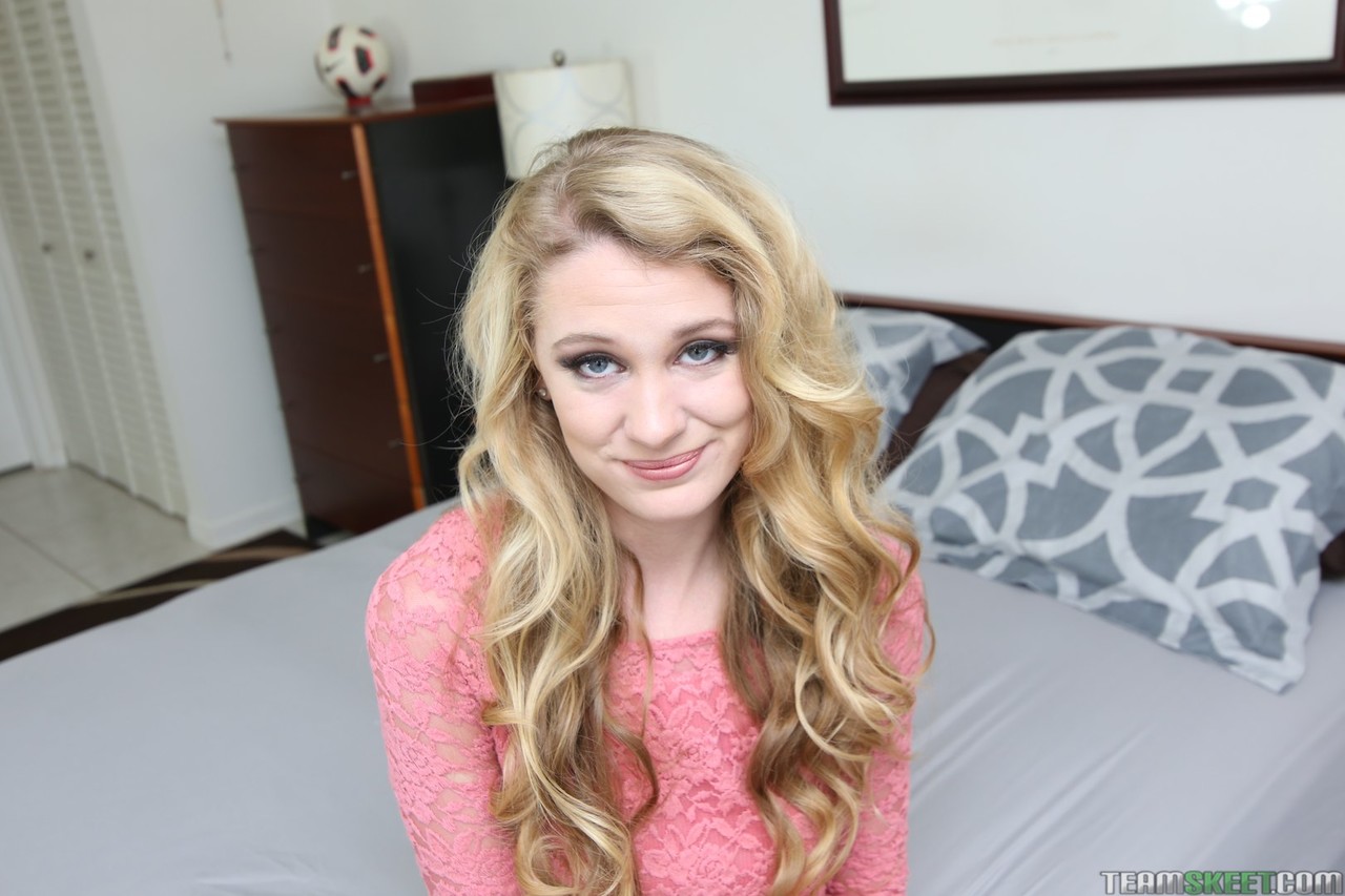 長い髪の美しい十代ジェイデン・レーがショートパンツを脱いで熱いPOVセックス