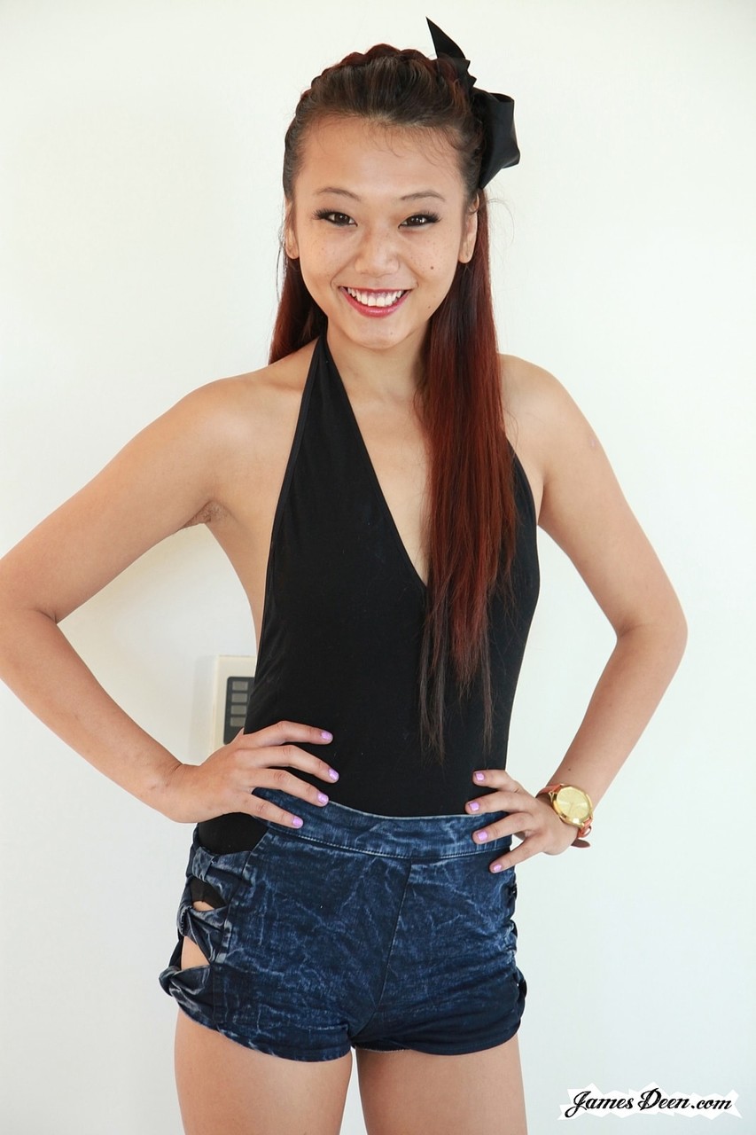 Asiatisches Teen Miko Dai Zieht Sich Nach Einem Striptease Mit Kleinen Brüsten Nackt Aus