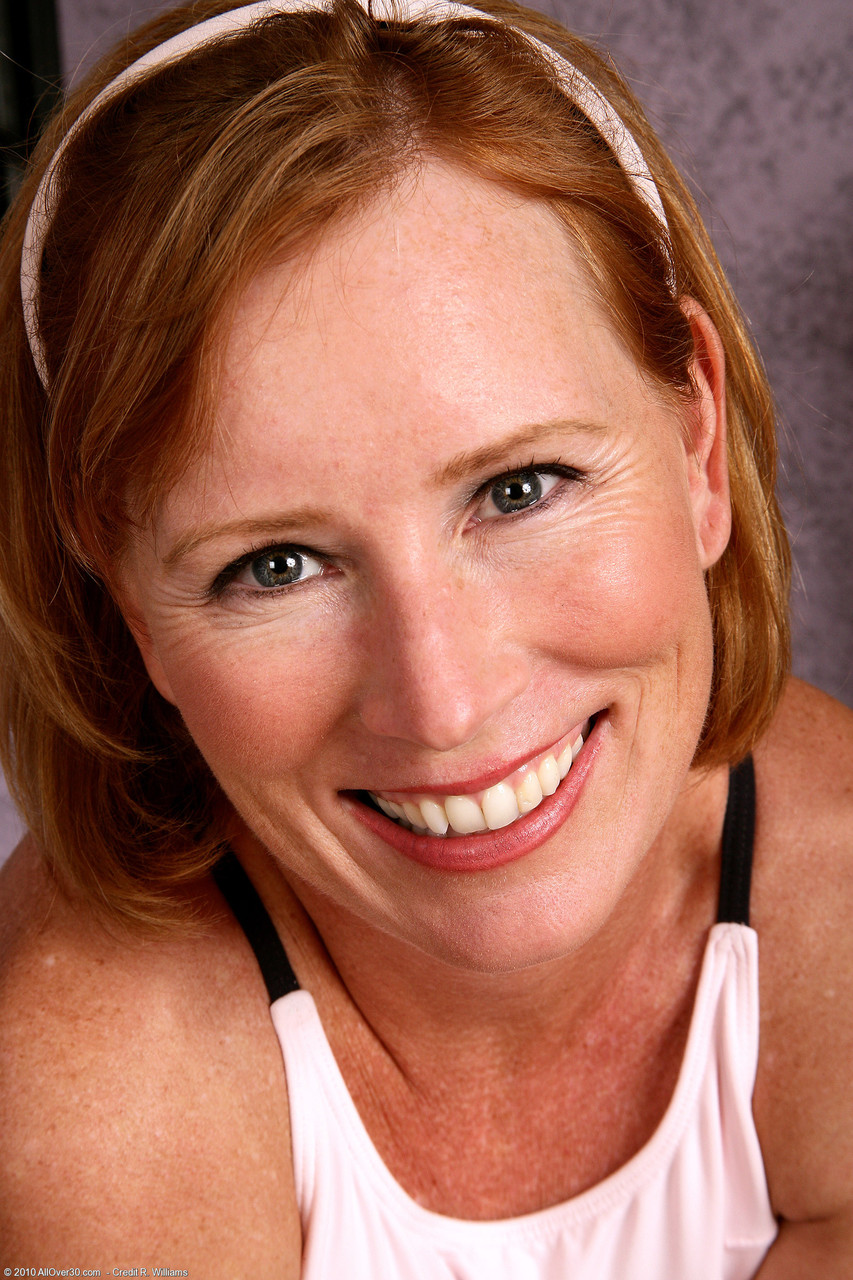 性感女郎Cheyanne在健身房脱衣秀大屁股和修剪过的阴道