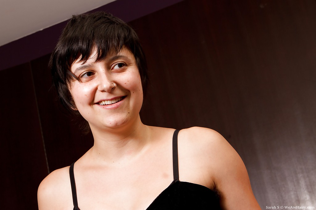 性感丰满宝贝莎拉张开双腿