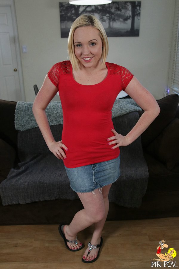 金发Miley May为视角性爱脱衣