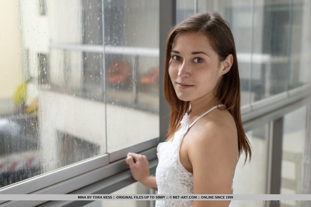 ティーンモデルミナはリビングルームの家具の上で自信を持って裸の身体を見せる